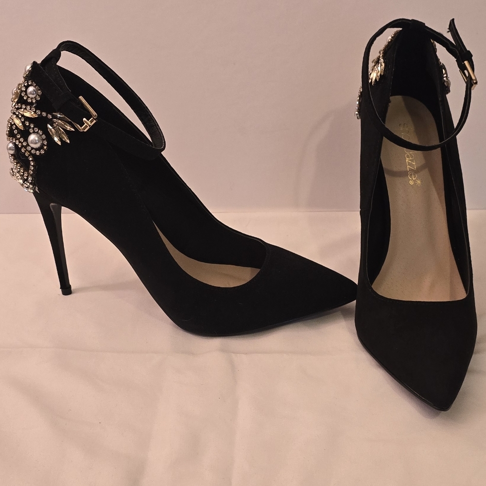Elegant Black Heels with Pearl Embellishments